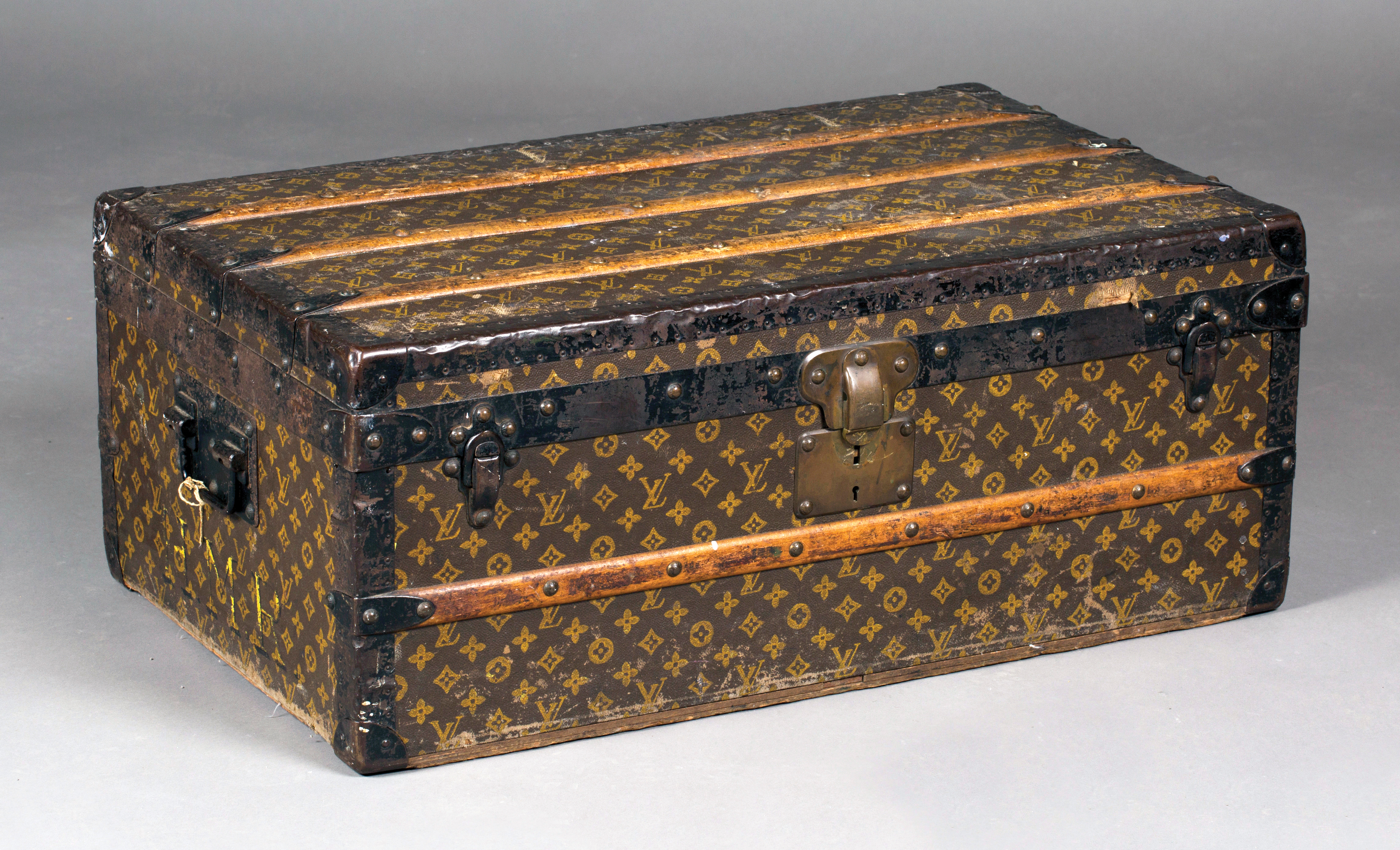 Louis Vuitton Malle Courier trunk in wood covered with D…