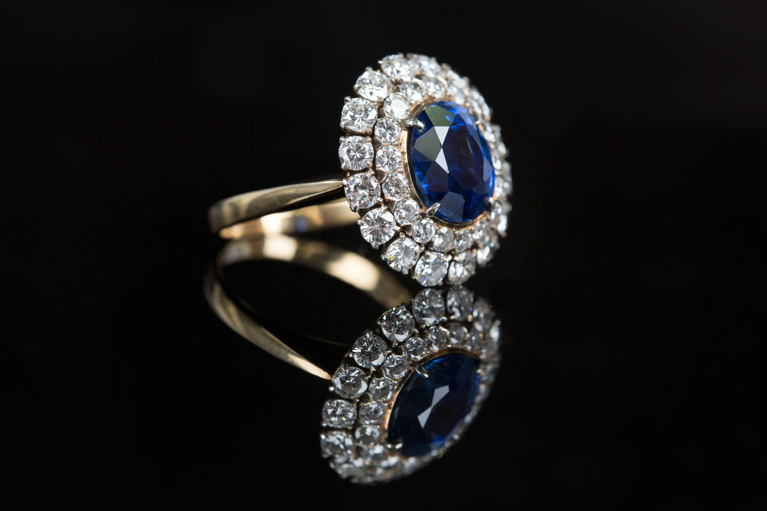A fine Ceylon sapphire and diamond set cluster ring